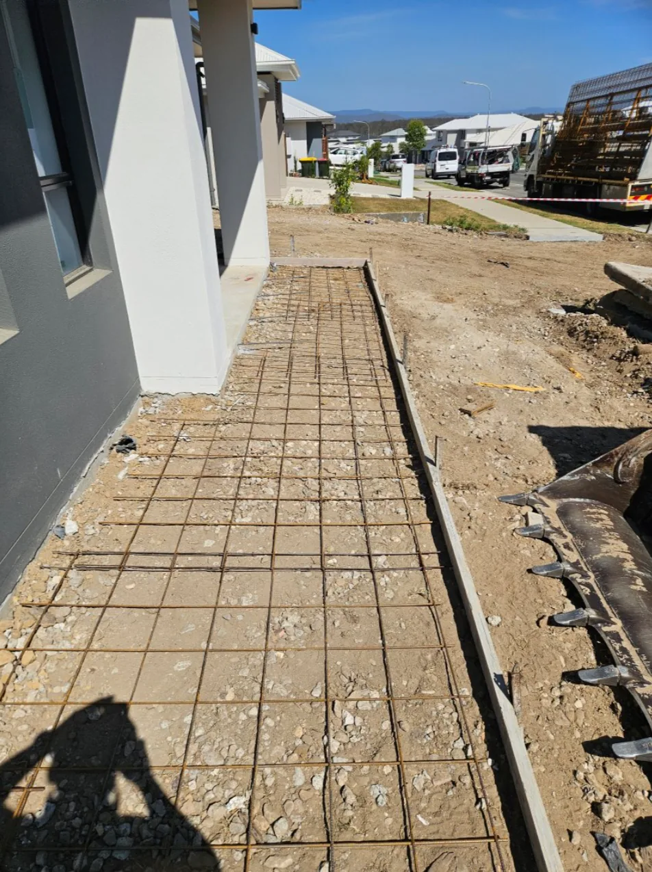 Reinforcing mesh laid for a side path