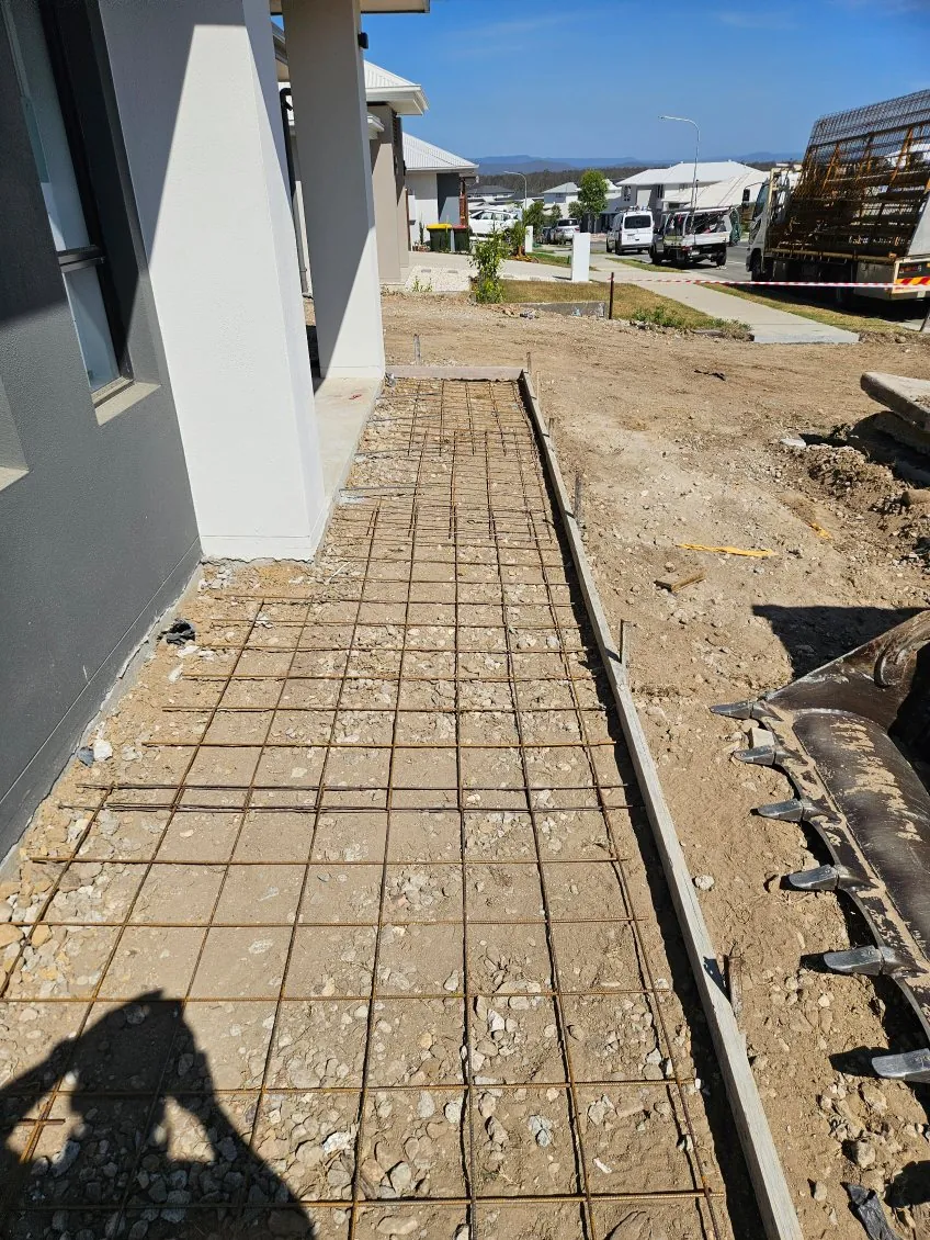 Reinforcing mesh laid for a side path