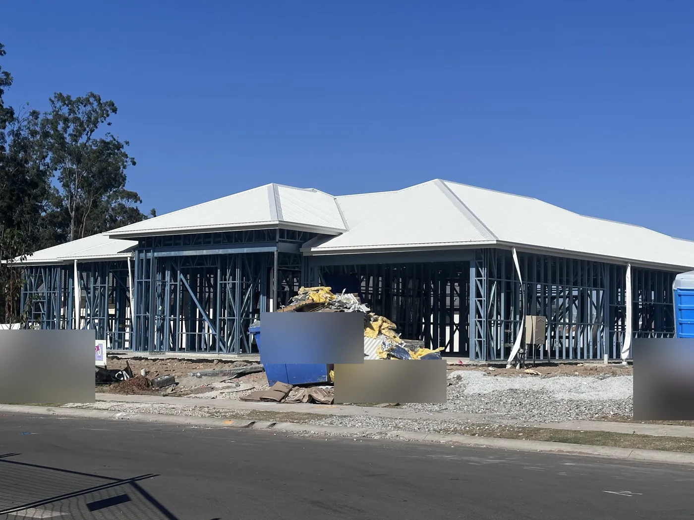 Single-storey steel frame with roof on